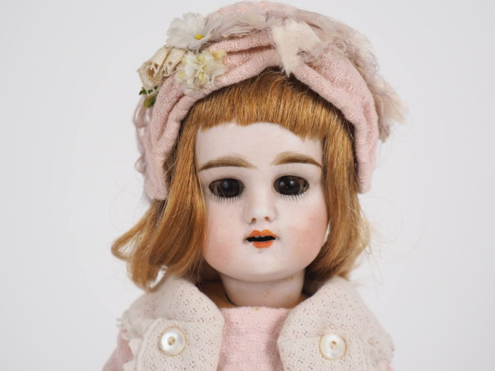 Poupée SFBJ déposée en creux, tête porcelaine bouche ouverte aux yeux 