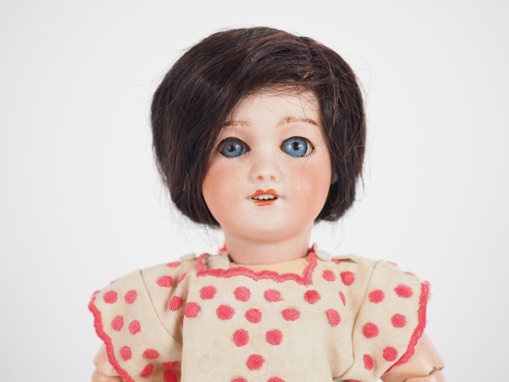 Poupée SFBJ 301 tête porcelaine bouche ouverte avec les yeux basculant