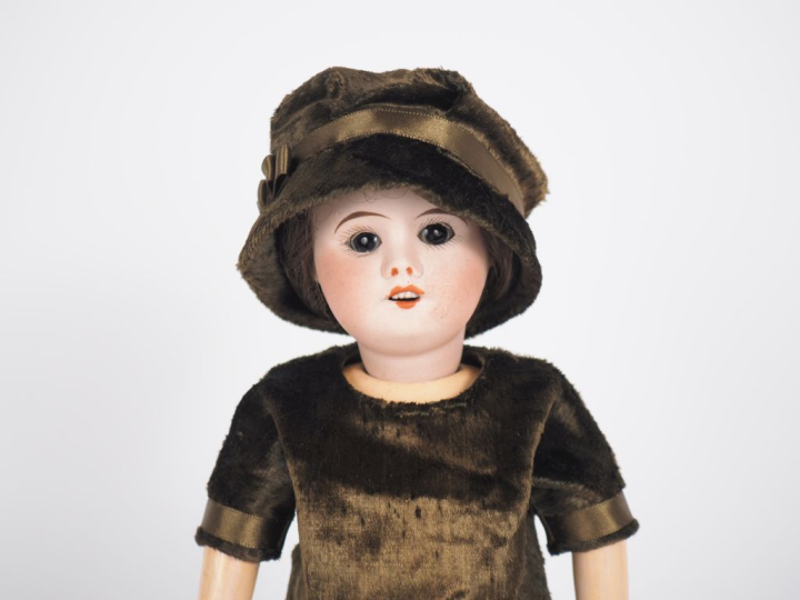 Poupée type Bleuette et SFBJ 8/0 tête porcelaine bouche ouverte aux ye