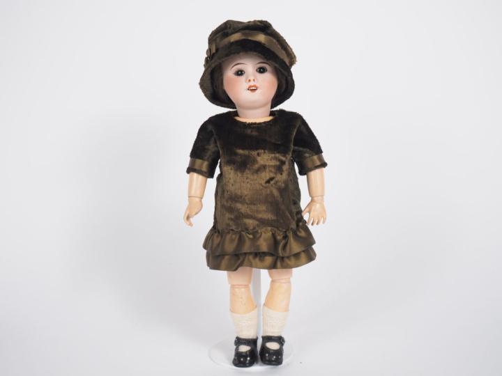 Poupée type Bleuette et SFBJ 8/0 tête porcelaine bouche ouverte aux ye