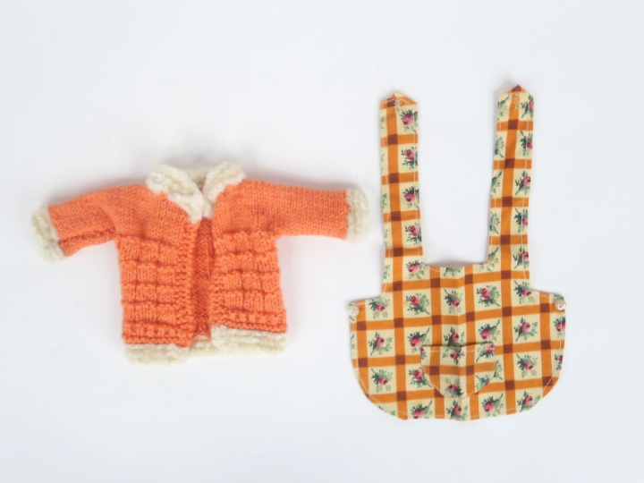 Tablier jardinier 1928 très bel état et la veste de laine tricoté saum