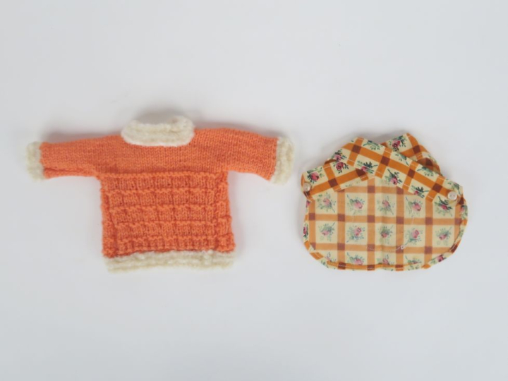 Tablier jardinier 1928 très bel état et la veste de laine tricoté saum