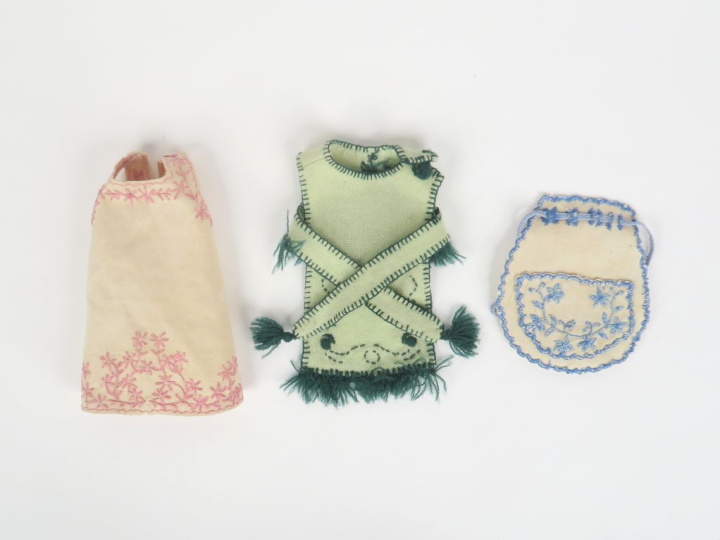 Lot de 3 vêtements pour poupée Bleuette dont : « Vide poche » la semai
