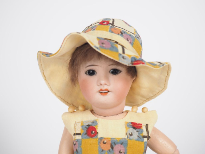 Poupée type Bleuette SFBJ 60 8/0, tête porcelaine bouche ouverte yeux 