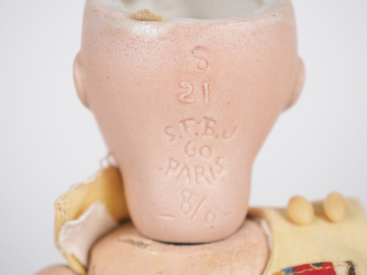 Poupée type Bleuette SFBJ 60 8/0, tête porcelaine bouche ouverte yeux 