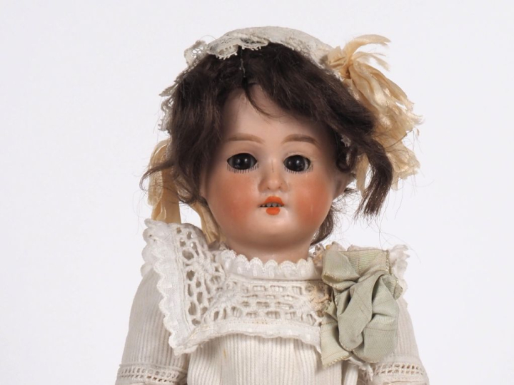 Poupée de fabrication allemande de marque Armand Marseille tête porcel