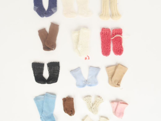 Vente aux enchères Lot de chaussettes pour petites poupées et Bleuette anciennes et récen