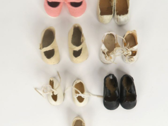 Vente aux enchères Lot de chaussures anciennes pour petites poupées taille 1/3 en moleski