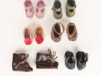 Vente aux enchères Lot de chaussures récentes taille Bleuette dont création Mme Bravot. A