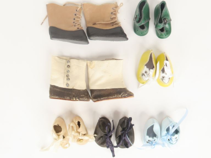 Lot de chaussures récentes taille Bleuette dont création Mme Bravot. A