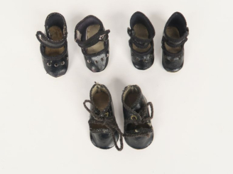 Vente aux enchères Lot de 3 paires de chaussures Gautier-Languereau pour poupée Bleuette 