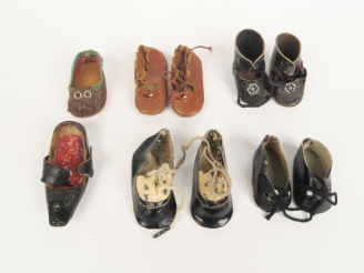 Vente aux enchères Lot de chaussures anciennes pour petites poupées. On y joint un sabot 