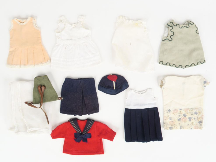 Lot de vêtements pour poupéesBleuette dont sous-vêtements, costume mar
