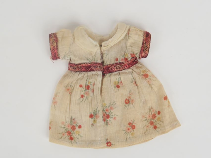 « Au jardin » coton fleurie. Etat d’usage, décolorée et usure au col. 