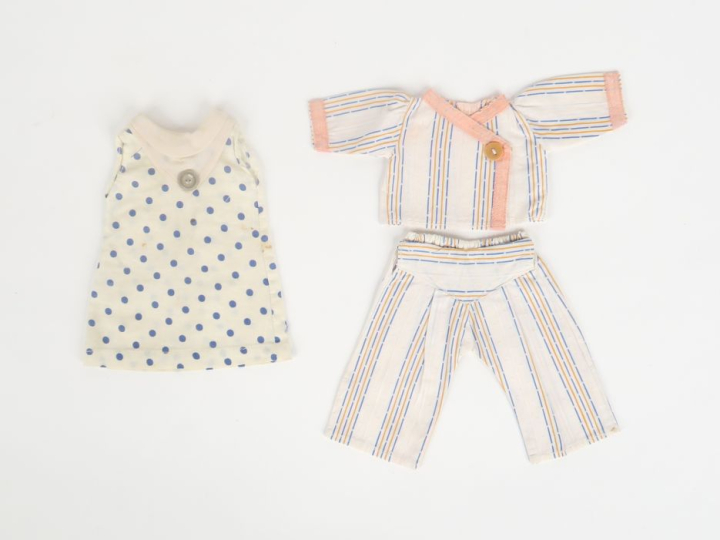 « Pastilles », robe à pois bleus manque la ceinture manque le manteau 