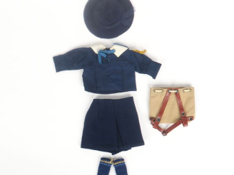 Vente aux enchères « Jeannette », tenue de scout, manque la pèlerine, les chaussettes ain