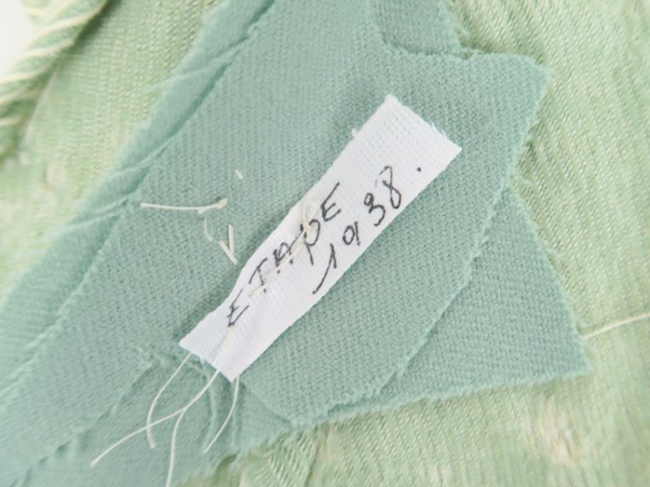 « Étape », 2 manteaux de soierie. La bleu état d’usage et le vert en  