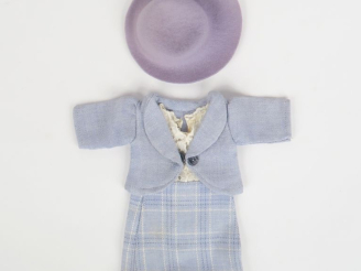 Vente aux enchères « Lavandou », tailleur lavande complet taille robe et veste avec chape