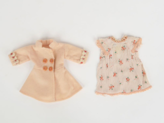 Vente aux enchères « Postillon », manteau cintré en drap rose, manque le chapeau. Très be