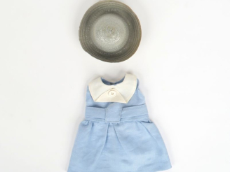 Vente aux enchères « Greta » robe de style de fine toile avec sa cloche de paille ancienn