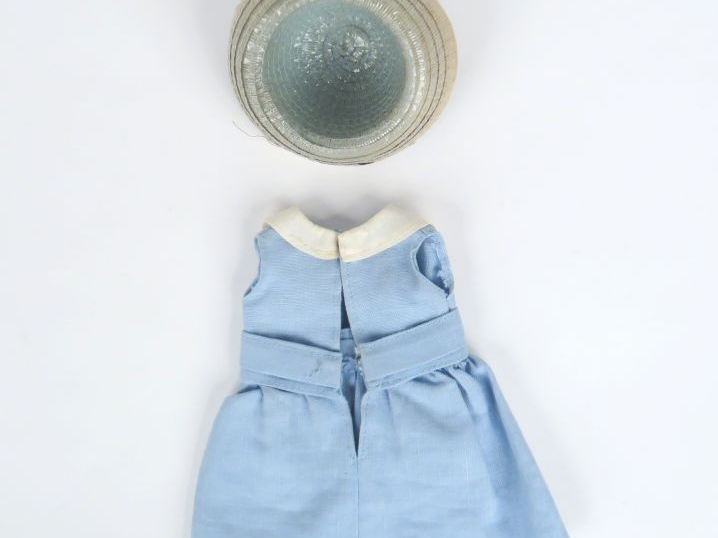 « Greta » robe de style de fine toile avec sa cloche de paille ancienn