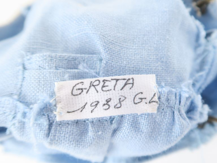 « Greta » robe de style de fine toile avec sa cloche de paille ancienn