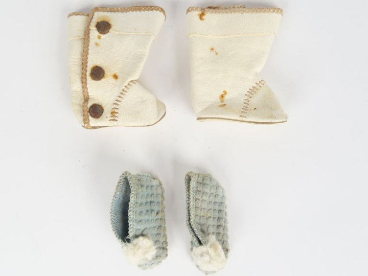 Lot comprenant bottes cuirs blanc des années 30 et chaussons Gautier-L