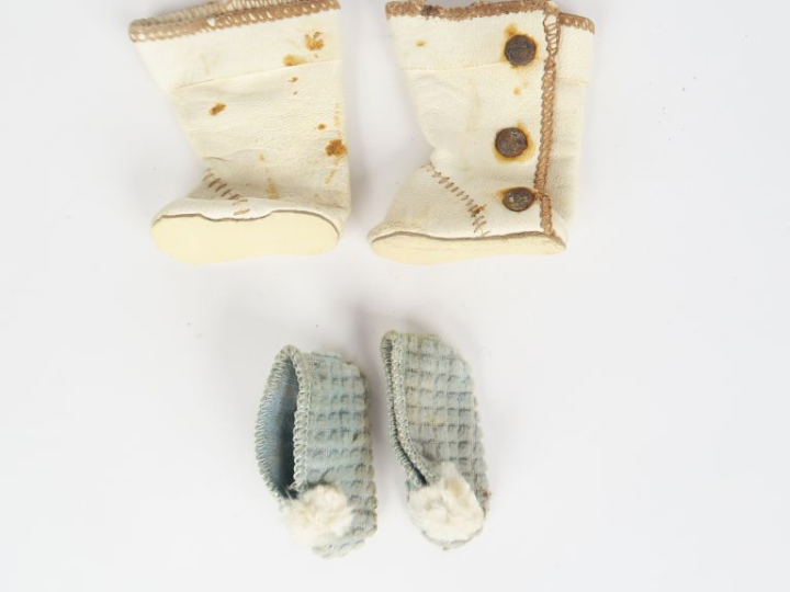 Lot comprenant bottes cuirs blanc des années 30 et chaussons Gautier-L