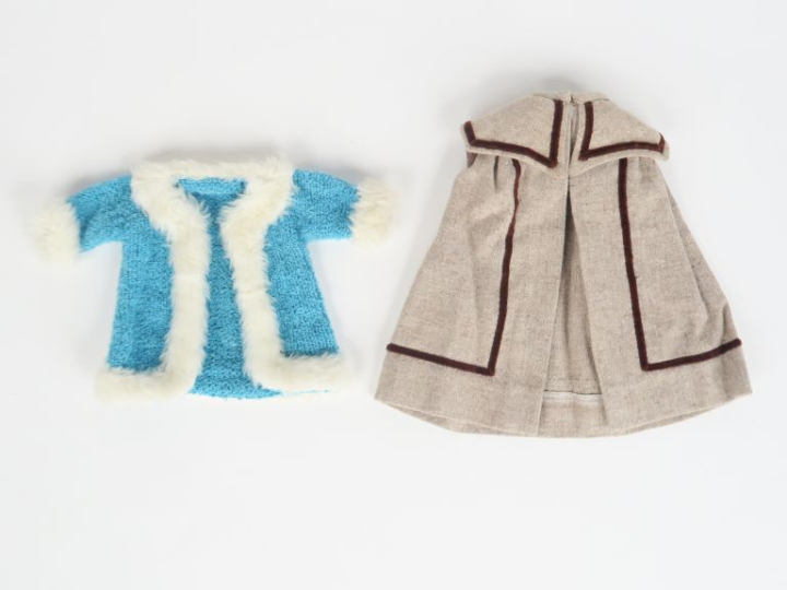 Lot de vêtements pour poupées Bleuette comprenant « Méphisto » manteau