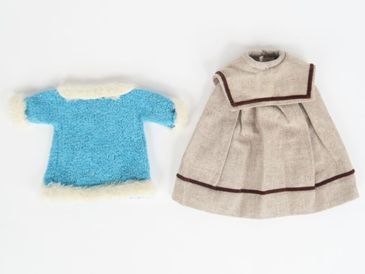 Lot de vêtements pour poupées Bleuette comprenant « Méphisto » manteau