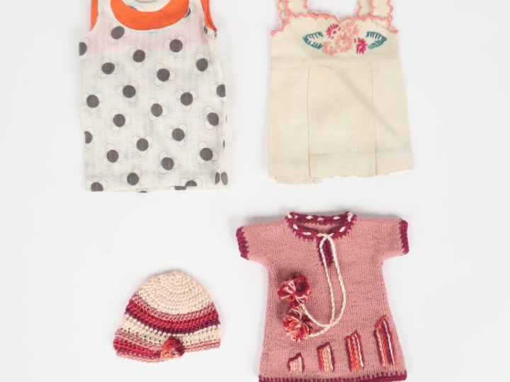 Lot de vêtements pour poupées Bleuette comprenant « Méphisto » manteau