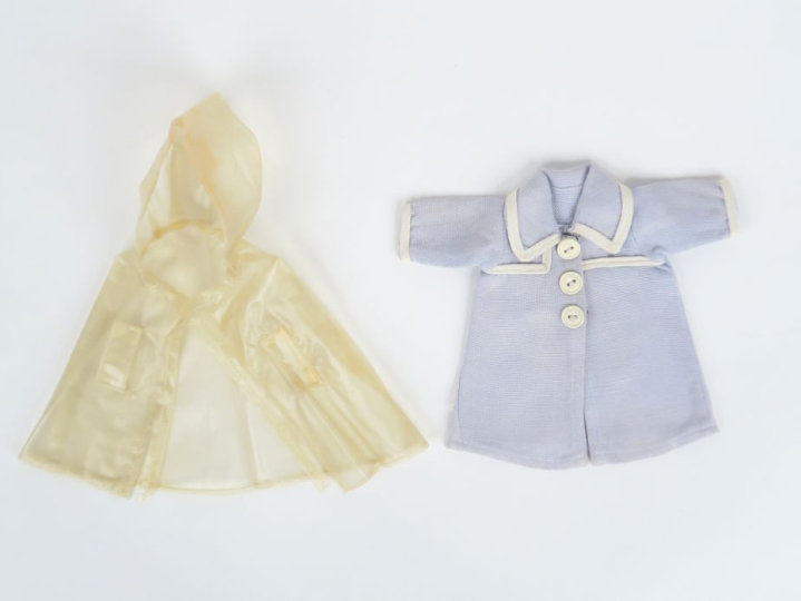 « Villégiature » manteau de shantung bleu ciel garni de galon et bouto