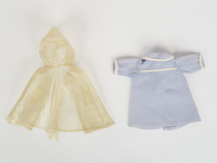 « Villégiature » manteau de shantung bleu ciel garni de galon et bouto