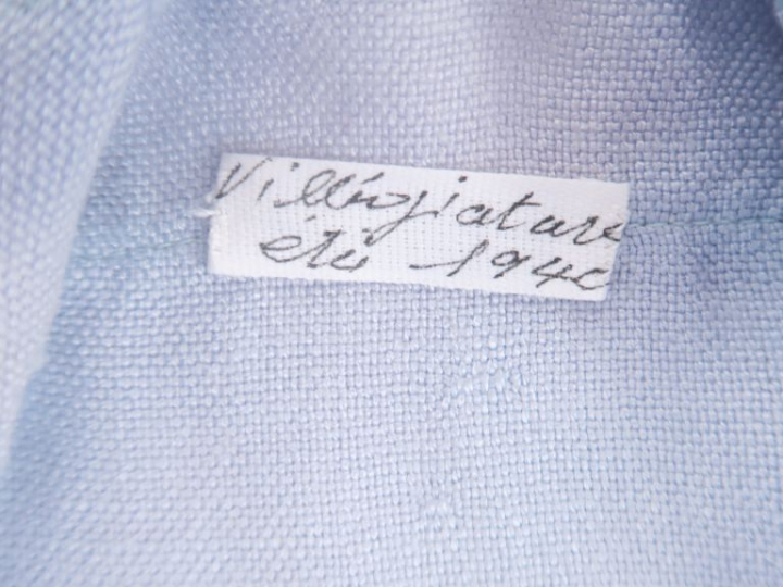 « Villégiature » manteau de shantung bleu ciel garni de galon et bouto