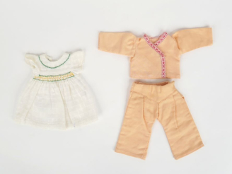 Vente aux enchères « Smocks », coton fin brodé vert. Bel état 1946.  On y joint « Bonsoir