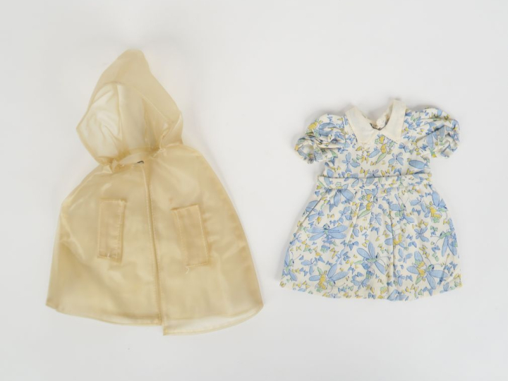 « Robe standard ». Bel état d’usage. 1948-1949.  On y joint un capucho