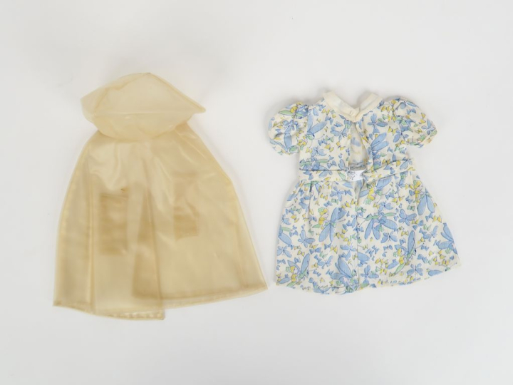 « Robe standard ». Bel état d’usage. 1948-1949.  On y joint un capucho