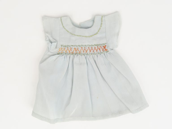 « Smocks », satin de rayonne gris-vert, broderies vertes et oranges. B