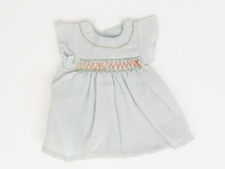 Vente aux enchères « Smocks », satin de rayonne gris-vert, broderies vertes et oranges. B