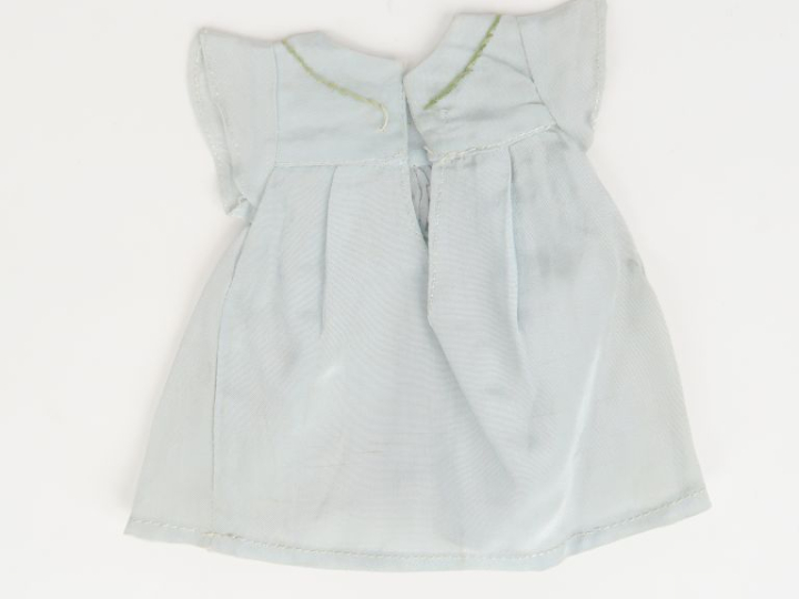 « Smocks », satin de rayonne gris-vert, broderies vertes et oranges. B
