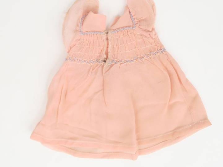 Robe en voile rose garnie points lancés bleu. Bel état d’usage, trous,