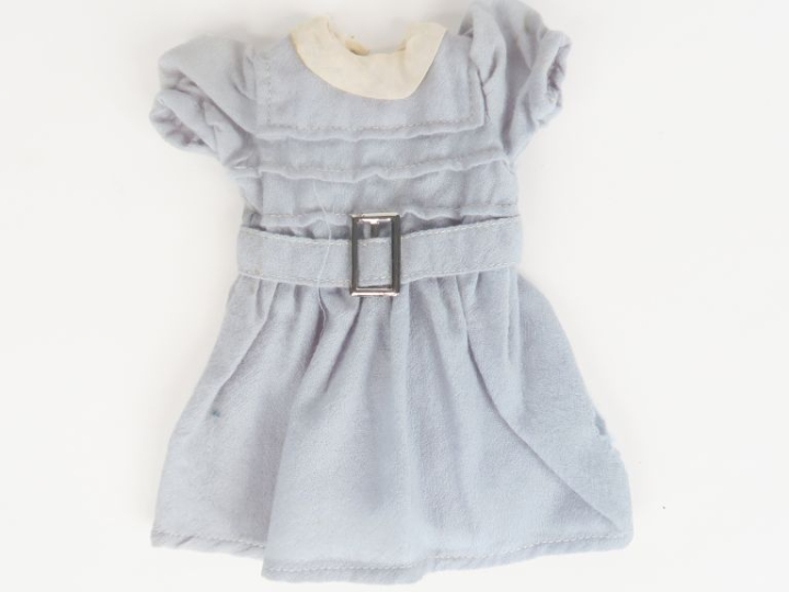 « Sur mon 31 » rare robe en lainage fin de couleur bleu pâle avec une 