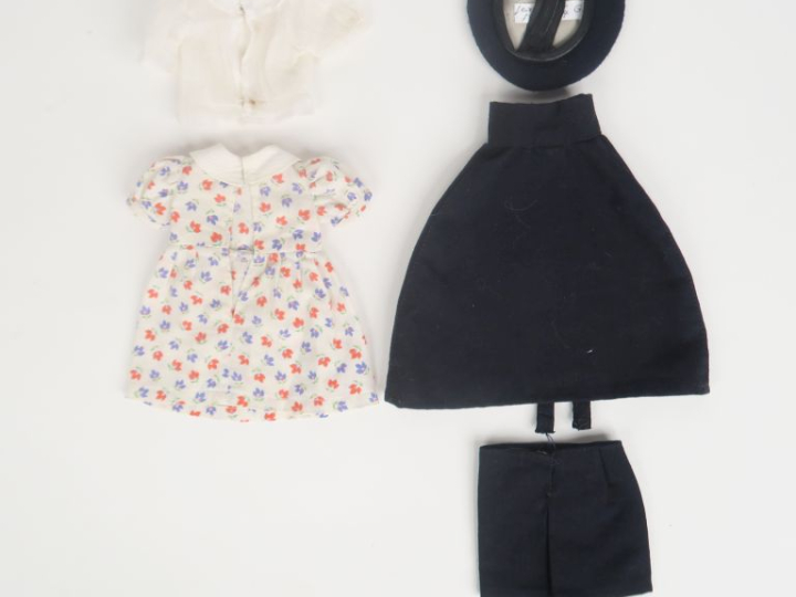 Lot de vêtements comprenant, chemisier « Tyrolienne » de 1948  Gautier