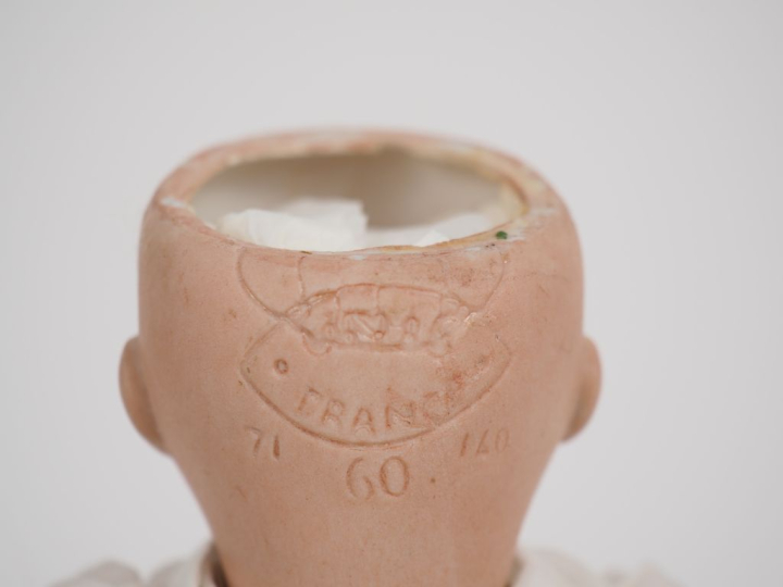 Poupée Bleuette Unisfrance moule 60 8/0 tête porcelaine bouche ouverte