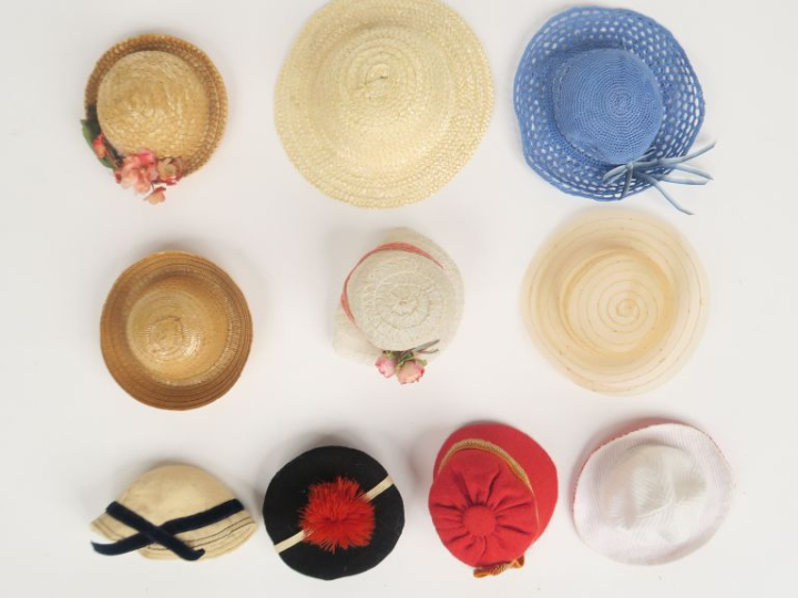 Lot de chapeaux pour poupée Bleuette dont une cloche des années 40 Gau
