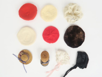 Vente aux enchères Lot de bonnets et bérets de petite taille ou taille Bleuette au total 