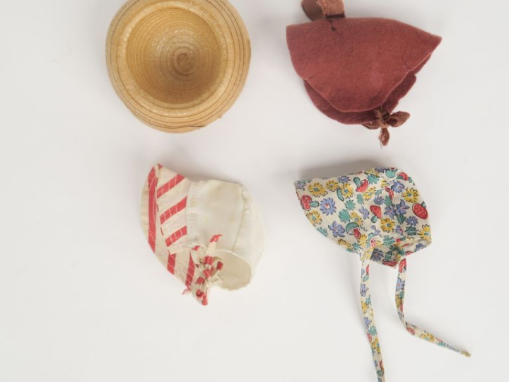Lot de 3 chapeaux Bleuette : cloche des années 40 en paille, « niniche