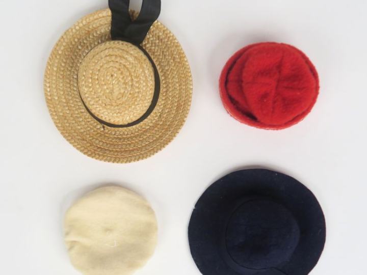 Lot de 3 chapeaux Bleuette « chiquito » béret de 1928/1929, « petit bo