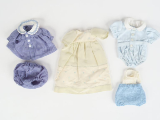 Vente aux enchères Lot de vêtements pour bébé Bambino réalisés par la collectionneuse don