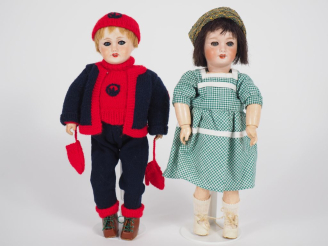 Vente aux enchères  Lot de 2 poupées dont :  Poupée Bleuette Unisfrance tête porcelaine b